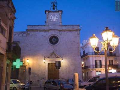 La �piazza� prende il nome dalla piccola chiesa di Santa Maria della Croce, edificata nel 1608 in stile barocco su un�antica edicola. E� a navata unica e presenta sulla cima una torretta con un orologio